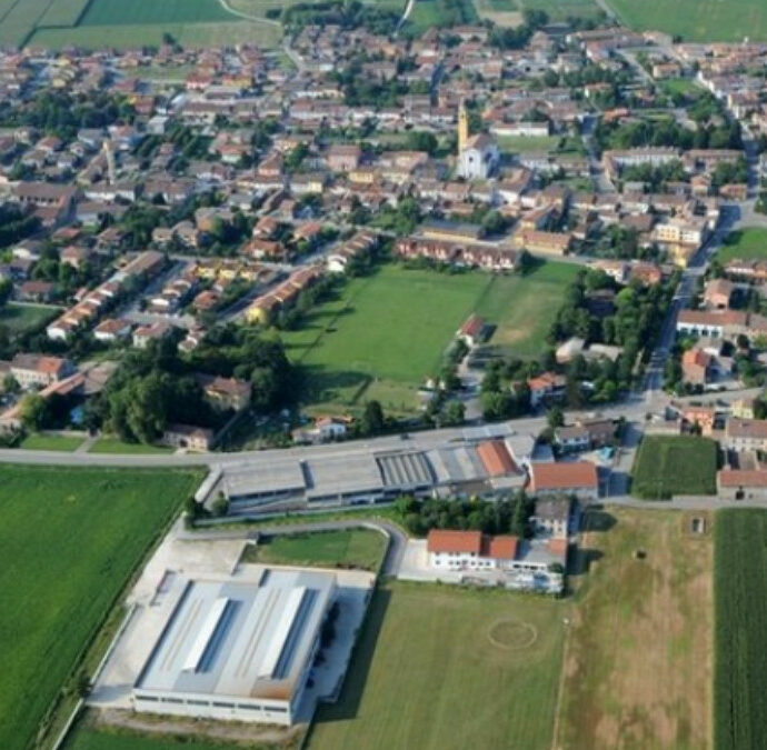 Sposo finisce con l’auto in un fossato mentre sta andando all’altare: quattro invitati al pronto soccorso, lui illeso arriva in tempo per la cerimonia