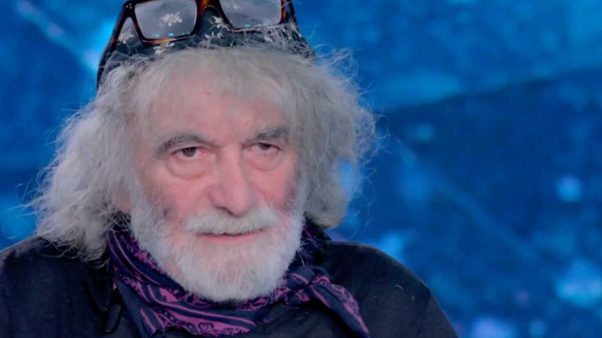 “Ho un amore più giovane di 24 anni. Innamorarsi a 76 anni è una cosa poetica e tragica. Ti puntano il dito, costa caro cercare un po’ di vita alla fine dei miei giorni”: così Mauro Corona