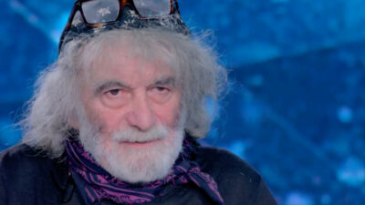Copertina di “Ho un amore più giovane di 24 anni. Innamorarsi a 76 anni è una cosa poetica e tragica. Ti puntano il dito, costa caro cercare un po’ di vita alla fine dei miei giorni”: così Mauro Corona