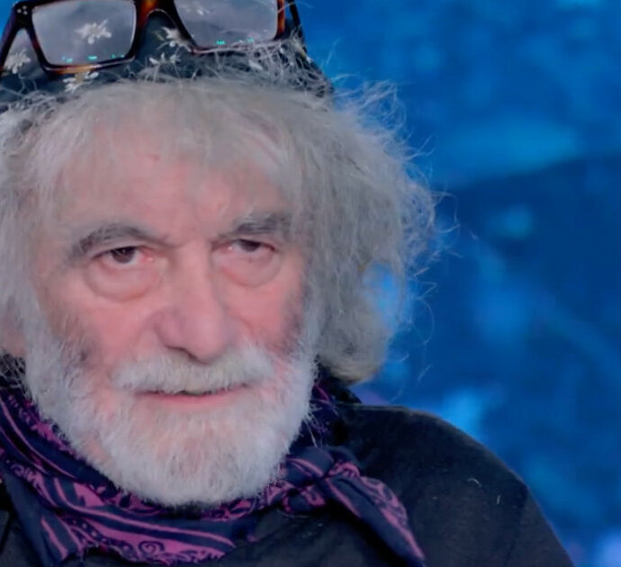 “Ho un amore più giovane di 24 anni. Innamorarsi a 76 anni è una cosa poetica e tragica. Ti puntano il dito, costa caro cercare un po’ di vita alla fine dei miei giorni”: così Mauro Corona
