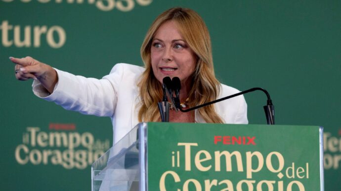 Meloni insegue Vannacci: “Un tetto agli studenti stranieri e no al burqa”