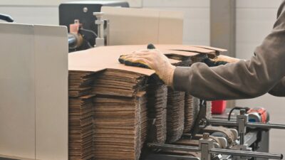 Copertina di Le Pmi come Amazon: rivolta  contro le norme dell’Ue sugli imballaggi