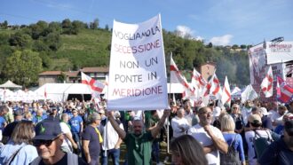 Copertina di “Questa sarà l’ultima Pontida per Salvini”. Il video racconto del raduno leghista tra deputati lancia coro e contestazioni (organizzate) contro i ribelli