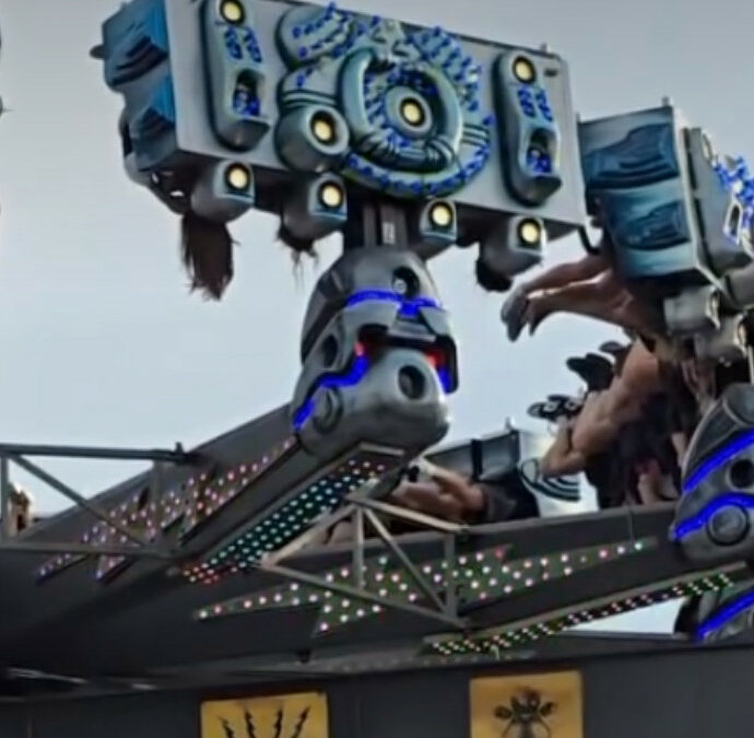 La giostra Predator si blocca all’improvviso: passeggeri sospesi a testa in giù per cinque minuti all’Oktoberfest