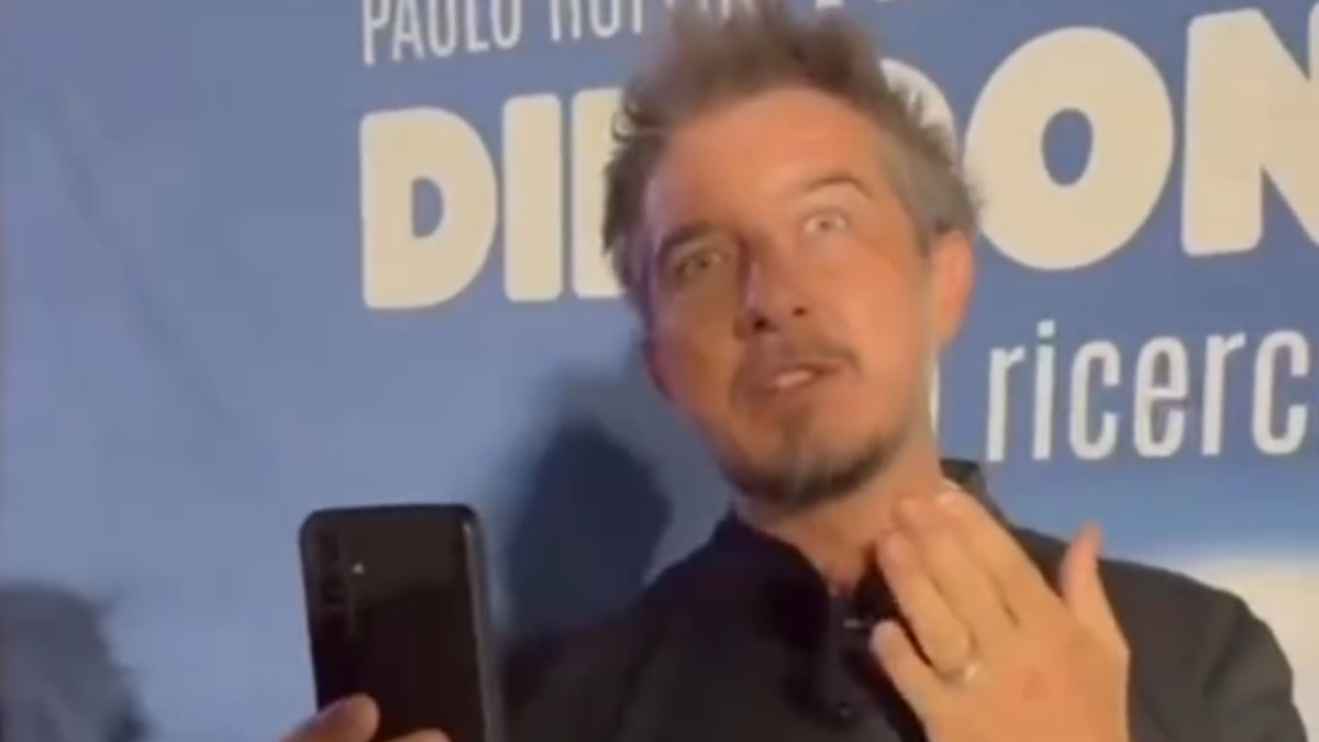 io di mestiere faccio il coglione tu di mestiere fai il pezzo di me ti becchiamo paolo ruffini risponde con un video al truffatore che ha sottratto 4000 euro a una fan fingendosi lui da Ilfattoquotidiano.it io di mestiere faccio il coglione tu di mestiere fai il pezzo di me ti becchiamo paolo ruffini risponde con un video al truffatore che ha sottratto 4000 euro a una fan fingendosi lui
