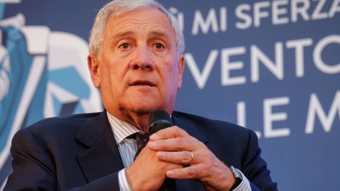 Copertina di “Meglio sposare una donna meno appariscente ma più seria e affidabile, che ha le gonne un po’ più lunghe”: è polemica per le parole di Tajani
