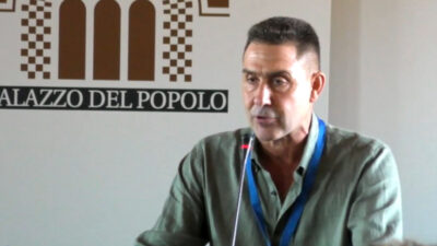 Copertina di Vannacci tra gli applausi: “Voteremo contro il ddl sull’antisemitismo”. E sull’Ucraina: “Contrari a sostenere una guerra persa a oltranza”