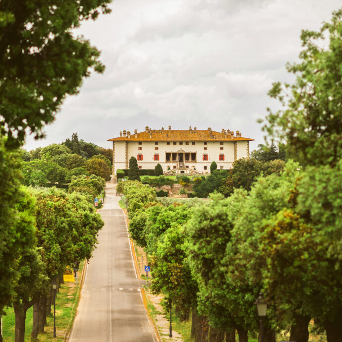 Vendemmiare, dormire in un’antica stalla e scoprire la “villa dei cento camini”: la nostra guida per un weekend d’autunno ad Artimino, tra le colline della Toscana