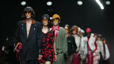 Copertina di Milano Fashion Week 2026 al via, giro d’affari da 219 milioni di indotto: da Beckham a Madonna, tutti i vip attesi. Ma i sindacati lanciano l’allarme: “Perse 3 mila imprese in un anno, la cassa integrazione cresce”
