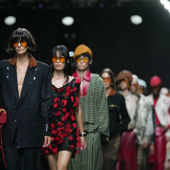 Milano Fashion Week 2026 al via, giro d’affari da 219 milioni di indotto: da Beckham a Madonna, tutti i vip attesi. Ma i sindacati lanciano l’allarme: “Perse 3 mila imprese in un anno, la cassa integrazione cresce”
