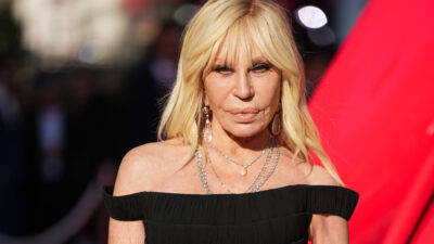 Copertina di Donatella Versace lancia un nuovo brand con Revolve: “Voglio parlare alle nuove generazioni attraverso la bellezza e la moda, in un modo completamente nuovo”