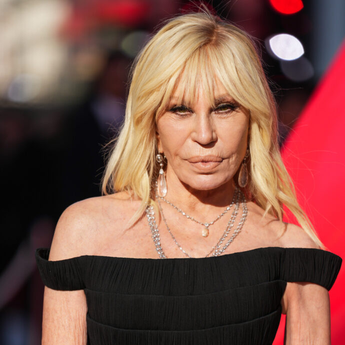 Donatella Versace lancia un nuovo brand con Revolve: “Voglio parlare alle nuove generazioni attraverso la bellezza e la moda, in un modo completamente nuovo”