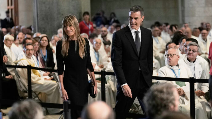 Spagna, Begona Gomez rinviata a giudizio: la moglie del premier Sanchez a processo per traffico di influenze e malversazione