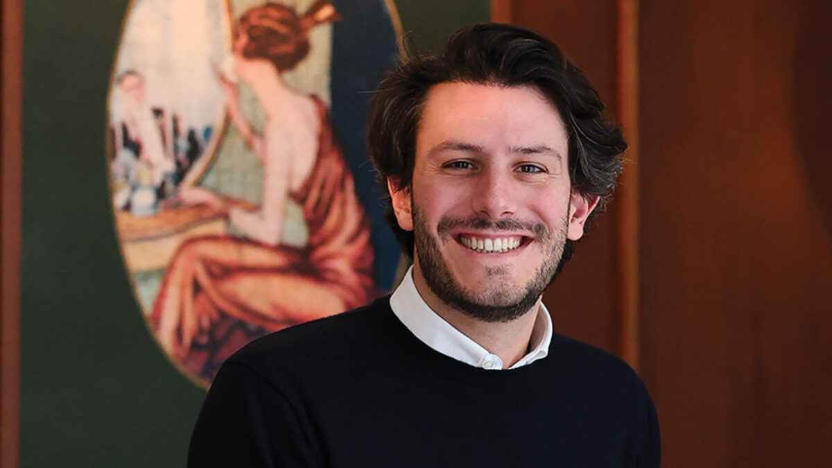 “Il profumo si sceglie come il partner, con l’emozione”: il nuovo galateo delle fragranze, per comprarle, regalarle e indossarle senza fare errori