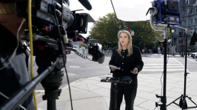 Copertina di Trump mette al bando la Cnn, gli altri media si ribellano: “Non seguiremo più i suoi eventi”. Msnbc e Politico fanno causa alla Casa Bianca