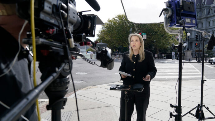 Copertina di Trump mette al bando la Cnn, gli altri media si ribellano: “Non seguiremo più i suoi eventi”. Msnbc e Politico fanno causa alla Casa Bianca
