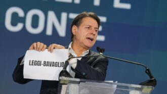 Copertina di Conte strappa le leggi del governo Meloni sul palco di Nova: “Faremo tabula rasa di riarmo, accordi con Israele e salvaladri”