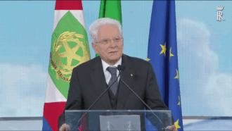 Copertina di “La scuola aiuti a non creare ghetti”: l’intervento di Mattarella dopo l’annuncio di Meloni sul tetto di stranieri in classe