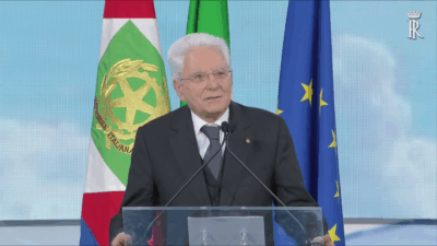 Copertina di "La scuola non crei ghetti": l'intervento di Mattarella dopo l'annuncio di Meloni sul tetto di stranieri in classe. E Zuppi: "Serve una scuola inclusiva"