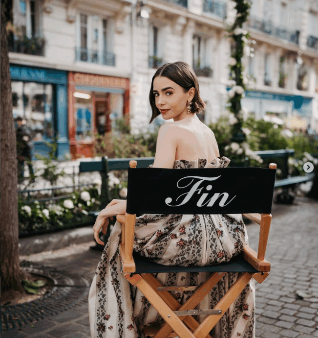 “E’ una sensazione surreale e agrodolce, ma soprattutto sono incredibilmente orgogliosa e grata di aver potuto essere lei”: Lily Collins dice addio a Emily in Paris