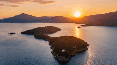 Copertina di E’ in vendita l’isola privata di Argyronisos in Grecia: una proprietà di 24 ettari con ville in pietra, eliporto e una cappella ortodossa. Il prezzo? Top secret