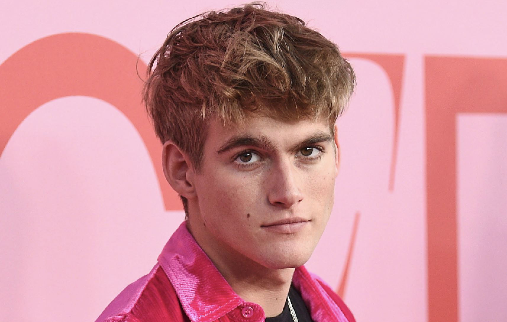 È morto Presley Gerber, il figlio della modella Cindy Crawford era ricoverato in un centro di riabilitazione. L’appello della famiglia: “Rispetto per la privacy”
