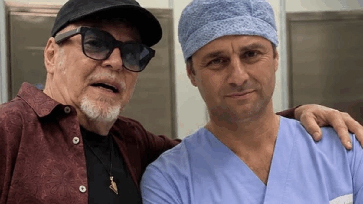 Vasco Rossi esce dalla clinica dopo l’operazione: “Teniamo sempre duro”. I ringraziamenti dell’artista a medici e infermieri della struttura