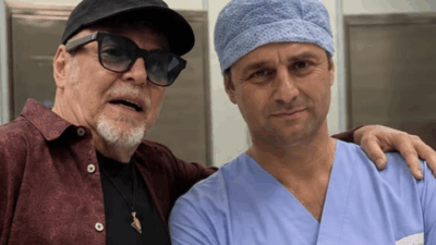 Copertina di Vasco Rossi esce dalla clinica dopo l’operazione: “Teniamo sempre duro”. I ringraziamenti dell’artista a medici e infermieri della struttura