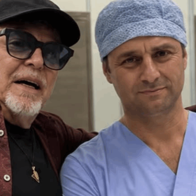 Vasco Rossi esce dalla clinica dopo l’operazione: “Teniamo sempre duro”. I ringraziamenti dell’artista a medici e infermieri della struttura