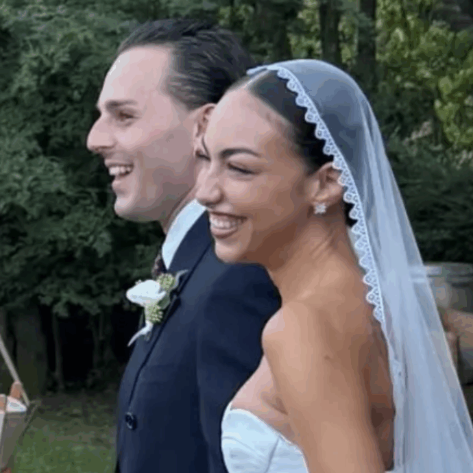 Ernia dice addio al “single per sempre”: sposa Valentina Cabassi in gran segreto, Jake La Furia officiante e non poteva mancare la battuta