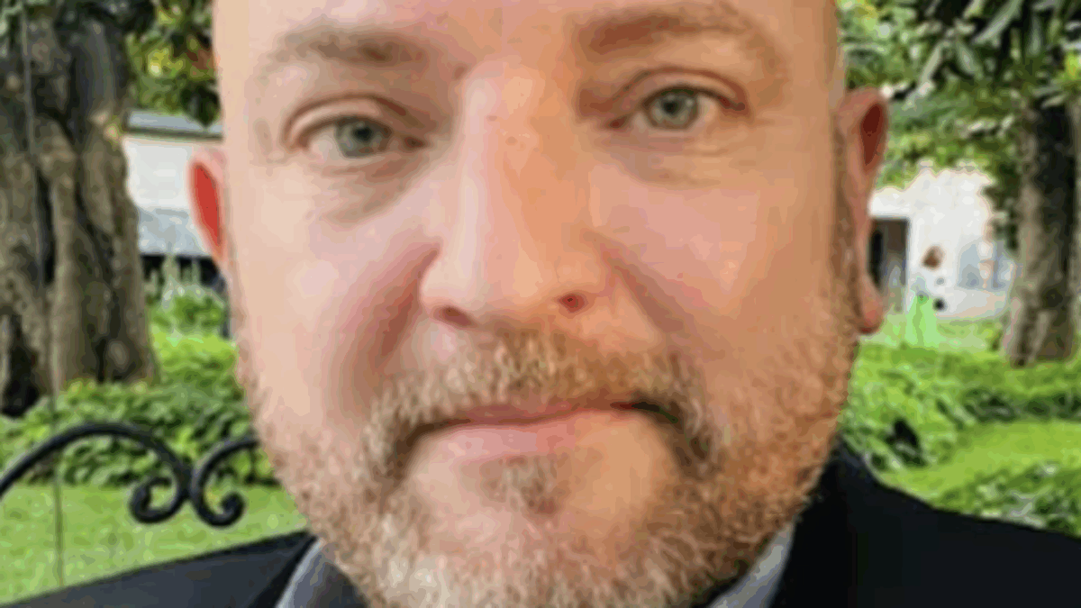 Davide Di Lernia, figlio del cantante comico Leone, muore decapitato a 47 anni dopo aver perso il controllo del mezzo. Lo Zoo di 105: “Dolori che non si possono spiegare”