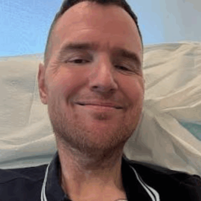 È morto Chad Gilbert, chitarrista e membro fondatore dei New Found Glory. Dal 2021 era malato di carcinoma adrenocorticale al quarto stadio