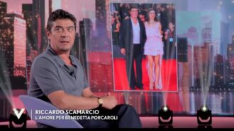 “Sul red carpet di Venezia con Benedetta Porcaroli ero in imbarazzo. Io ‘suono indietro’, è una forma di pudore”: le confessioni di Riccardo Scamarcio a Verissimo