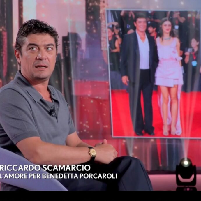 “Sul red carpet di Venezia con Benedetta Porcaroli ero in imbarazzo. Io ‘suono indietro’, è una forma di pudore”: le confessioni di Riccardo Scamarcio a Verissimo