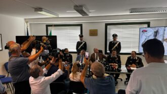 Copertina di Blitz anti droga a Caivano, 34 arresti. Gratteri: “Coi 3 milioni sequestrati ci siamo pagati un anno di intercettazioni”
