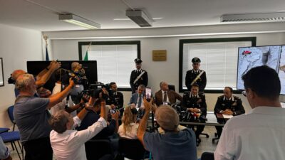 Copertina di Blitz anti droga a Caivano, 34 arresti. Gratteri: “Coi 3 milioni sequestrati ci siamo pagati un anno di intercettazioni”