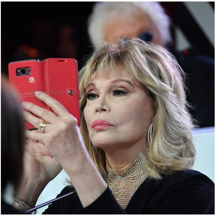 Amanda Lear contro Miley Cyrus: la popstar americana ha “rubato” il sound della hit disco “The Sphinx” di 47 anni fa? Accordo o tribunale, le due strade possibili