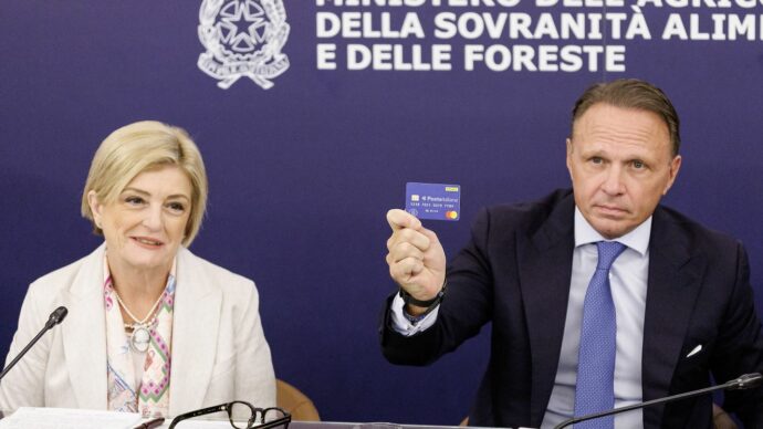 La card Dedicata a te per la prima volta si sdoppia (in chiave elettorale?): “500 euro ora, altri 500 in aprile”. Ma Meloni esclude 6 famiglie su 10 con Isee basso