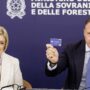 Copertina di La card Dedicata a te per la prima volta si sdoppia (in chiave elettorale?): “500 euro ora, altri 500 in aprile”. Ma Meloni esclude 6 famiglie su 10 con Isee basso