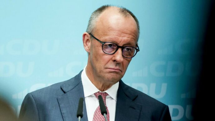 Merz assediato: accuse a Linke di antisemitismo per farla fuori