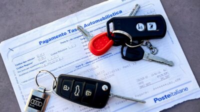 Copertina di Altro che “risparmi dal Pnrr”: lo stop al bollo auto finanziato per quasi metà da nuovi tagli