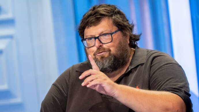 Adinolfi, va in carcere: “Ha usato i suoi social”