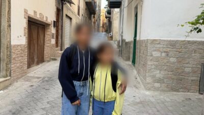 Copertina di Caltanissetta, ritrovate le due sorelle di 12 e 8 anni scomparse a San Cataldo: hanno trascorso la notte in un negozio
