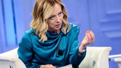Copertina di Meloni da Vespa: “Scuola? Mattarella da ministro redigeva circolari che invitavano a non concentrare ragazzi stranieri nella stessa classe”
