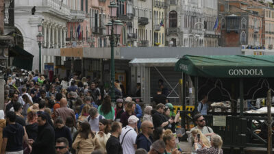 Copertina di Venezia, scambiata per una borseggiatrice e malmenata per strada: “Ho urtato la mano di una turista e sono stata aggredita”