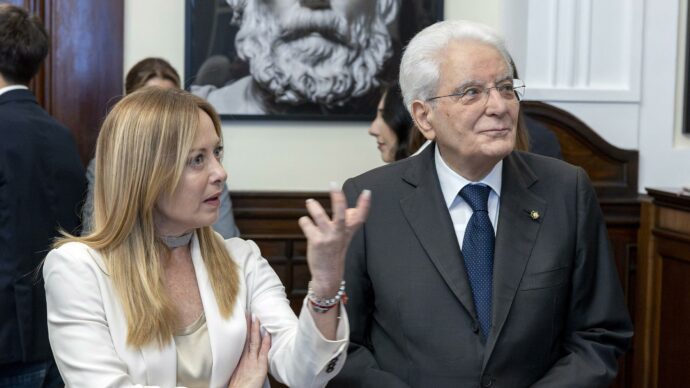Meloni contro Mattarella: “Da ministro invitava a non concentrare gli stranieri in classe”. Era il 1990, gli studenti non italiani erano 20mila, ora 900mila. Ecco perché il presidente diceva il contrario