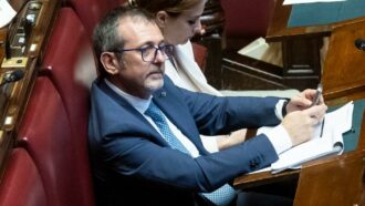 Copertina di “Divulgò informazioni segrete per fini politici”: le motivazioni della condanna d’Appello a Delmastro per il caso Cospito