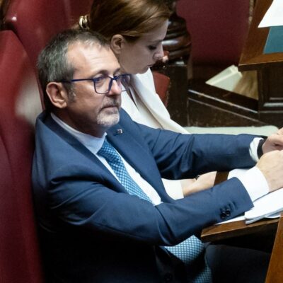 Copertina di “Divulgò informazioni segrete per fini politici”: le motivazioni della condanna d’Appello a Delmastro per il caso Cospito