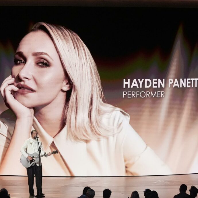 Amici e familiari salutano Hayden Panettiere in una cerimonia commemorativa a Malibù: 150 invitati, ma la madre e il fidanzato erano assenti