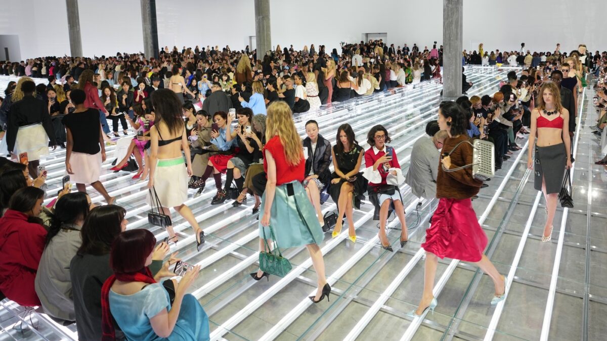 milano fashion week 2026 prada dedica un8217intera collezione alla gonna invita alla contraddizione 200 contemporanea perch233 flessibile e adattabile da Ilfattoquotidiano.it milano fashion week 2026 prada dedica un8217intera collezione alla gonna invita alla contraddizione 200 contemporanea perch233 flessibile e adattabile